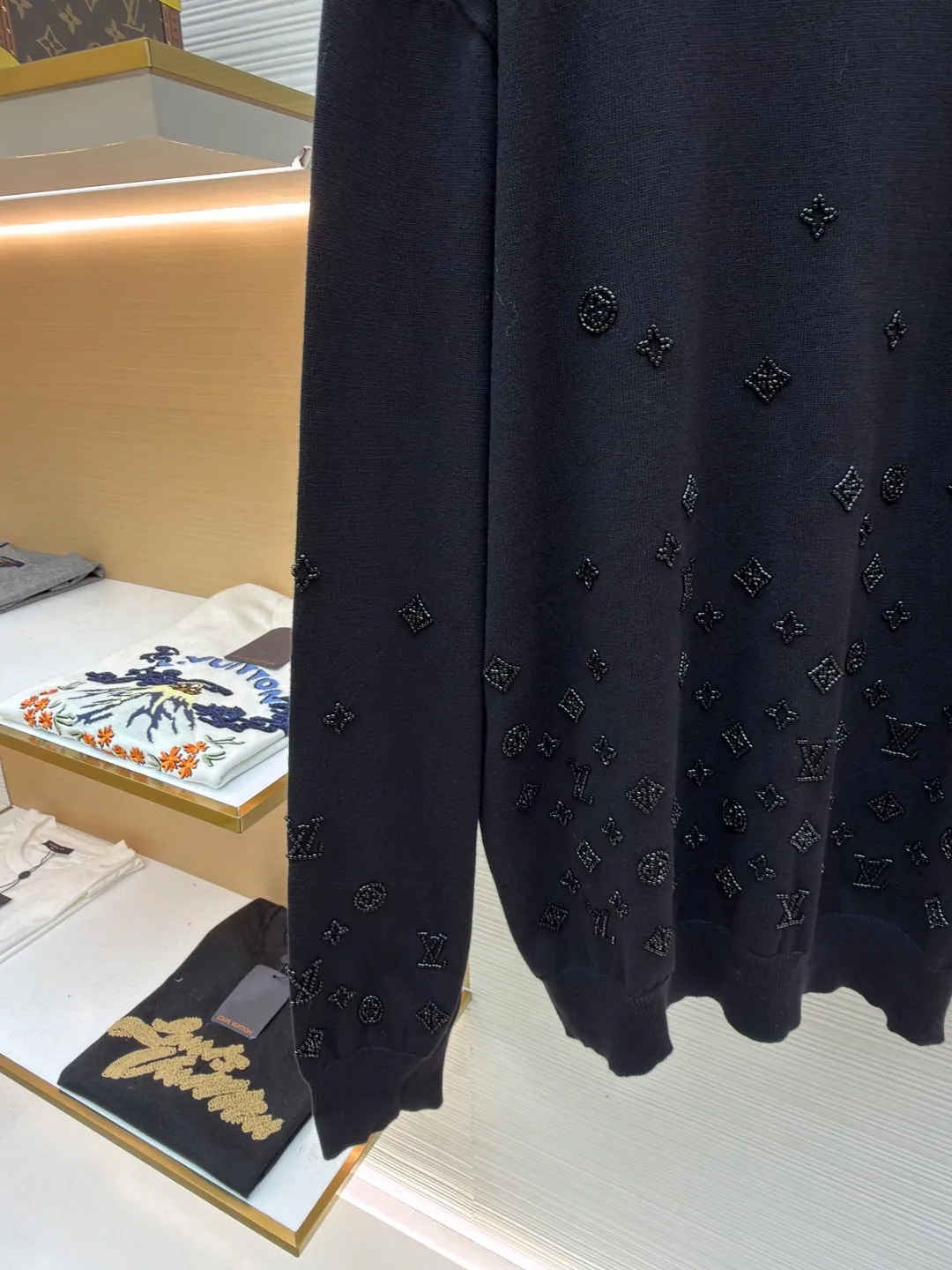 LOUIS VUITTON gradient beaded knitted pullover ●Original version: Purchased and developed at 20700 ●Item number: 1681606-B40 ●Fabric: wool blended fabric ●Technology: knitted ●Color: black ●Version: fitted version ●Weight: about 480 grams ●Size: S-M-L-XL ●Description: Made of 50% wool, 50% cotton yarn. This fabric has a soft upper body, and the classic combination of wool and wool yarn presents a high-end style of ready-to-wear. The beads are connected by embroidery, computer-positioned embroidery is connected, and the knots are sewn by hand. Each pattern is positioned 1:1 according to the original version, and the size of each bead is consistent with the original version. Made from fine, responsibly sourced sheep wool, this crewneck is constructed with lustrous beading and features a Monogram pattern that fades upward from the hem, making it a casual yet sophisticated evening wear option. The overall wiring is straight and delicate, the fabric is comfortable and soft, and the color is consistent without color difference. It can be matched with the same style to create a fashionable look and control various occasions. Customized accessories, complete with three standards, same style for men and women!